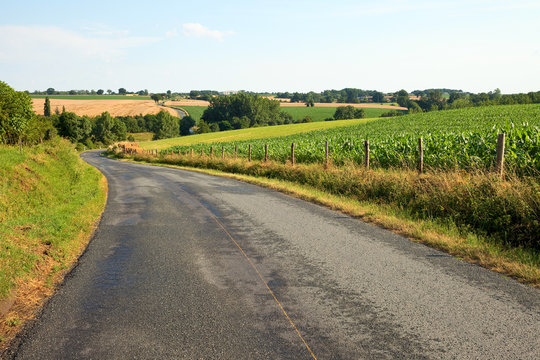 Route de campagne, en France, paysage bucolique