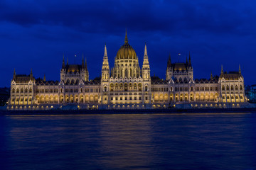 Fototapeta premium Night view of the Parliament of Budapest