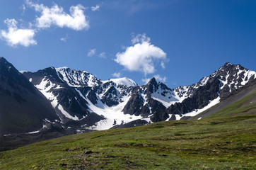 Fototapeta na wymiar Yukon snowy mountains
