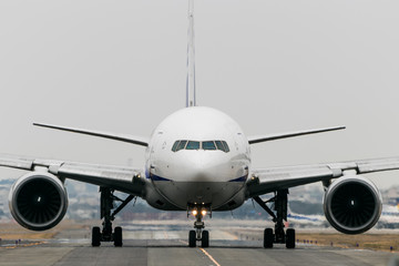 Obraz premium Zbliża się samolot