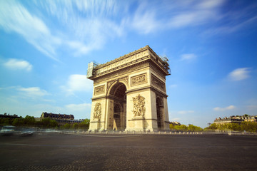 Obraz na płótnie Canvas Long exposure view of the Arc du Triomphe at the Place de Gaulle in Paris, France 
