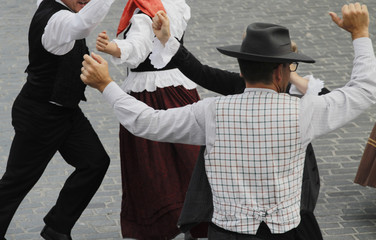 Danza portuguesa tradicional en un festival callejero