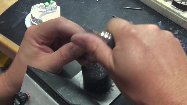 Schleifen von Zahnersatz