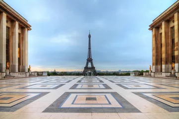 Gordijnen Prachtig ochtendzicht op de Eiffeltoren gezien vanaf het Trocadero-plein in het voorjaar in Parijs, Frankrijk © dennisvdwater