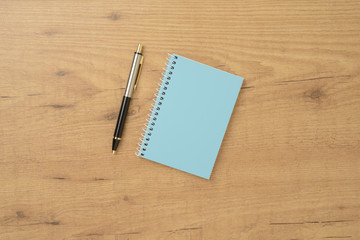 Cuaderno y bolígrafo en la mesa