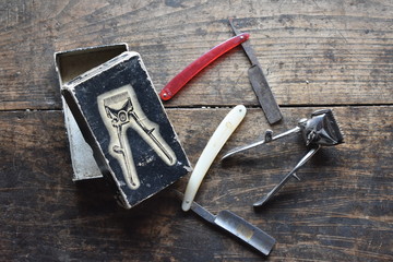 utillaje de barberia muy antiguo, cuchillas oxidadas, maquina de afeitar manual 
