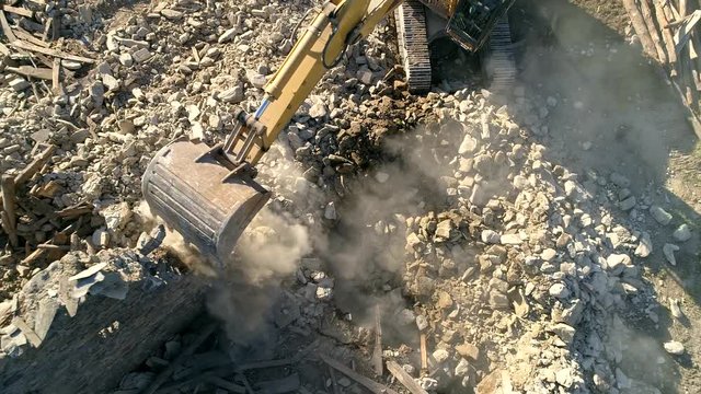 Aerial 4K - Rimozione macerie con escavatore