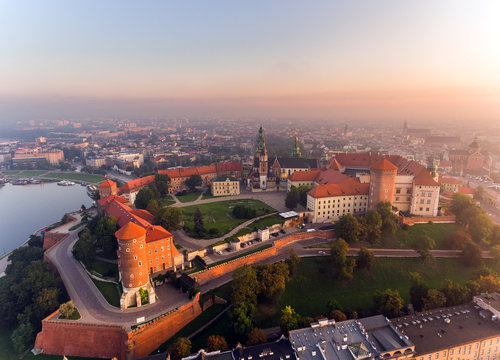 Fototapeta Aerial view Royal Wawel Castle and Gothic Cathedral in Cracow, Poland, with Renaissance Sigismund Chapel with golden dome, fortified walls, yard, park and tourists.