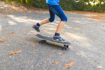 Ein Kind skatet auf einem Longboard, Detailaufnahme