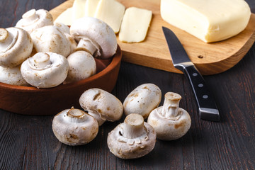 Raw mushrums and chees, ingredien for pizza