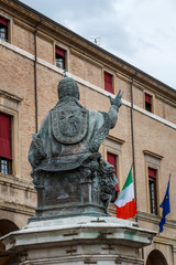 Obraz premium Die Statue von Papst Paul V auf dem Platz Piazza Cavour in Rimini, Italien