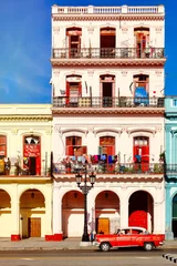 Zelfklevend Fotobehang Classic car and colorful buildings in Old Havana © kmiragaya