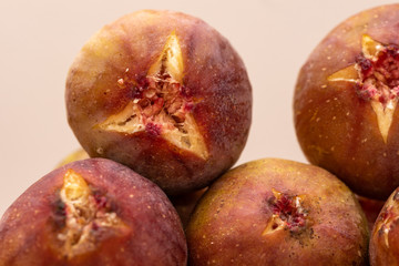 収穫したイチジクの実