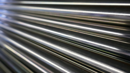 Metallstangen, verchromt, glänzend, diagonal angeordnet