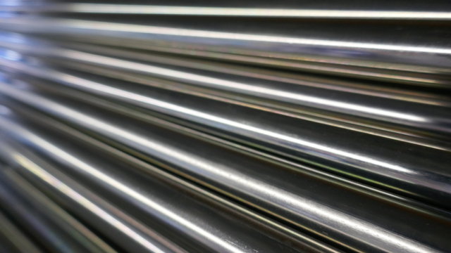 Metallstangen, verchromt, gl&auml;nzend, diagonal angeordnet