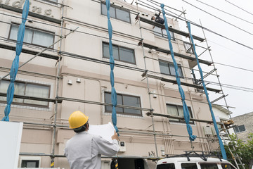 工事現場イメージ・図面を持つ現場監督