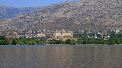 Paisaje con Castillo de Manzanares el Real en el embalse de Santillana. Madrid, España
