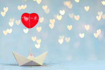 Papierboot mit roten Herz
