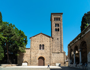 Fototapeta na wymiar Piazza San Francesco mit Kirche in Ravenna, Italien