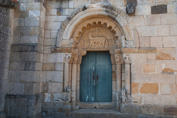 Puerta lateral de la iglesia románica de São Pedro de Rates, Póvoa de Varzím. Portugal