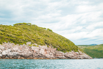 Naklejka premium landscape view of sea with cliff seaside