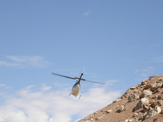 Fototapeta na wymiar Helicóptero despegando