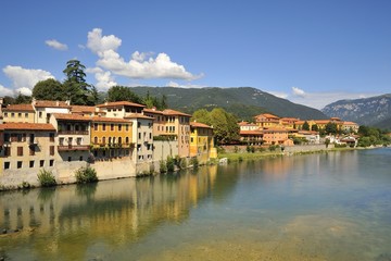 Fototapeta na wymiar Antica città di Bassano del Grappa con case e ponti sulle rive del fiume Brenta