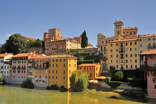 Antica citt&agrave; di Bassano del Grappa con case e ponti sulle rive del fiume Brenta