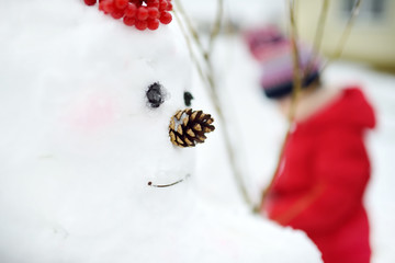 Obraz na płótnie Canvas Tiny little snowman on beautiful winter day