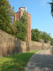 Dzierżoniów (niem. Reichenbach) - obronne mury miejskie z XIII w.
