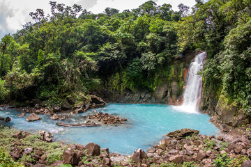 türkiser Wasserfall des Rio Celeste in Costa Rica
