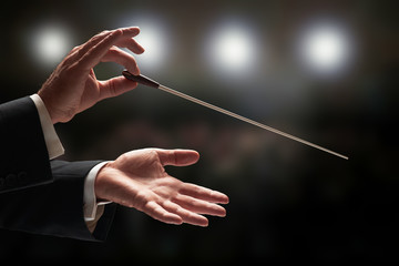 Conductor conducting an orchestra - obrazy, fototapety, plakaty
