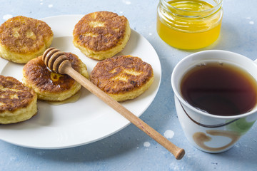 Cottage cheese pancakes with honey