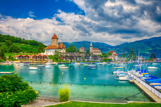 Spiez mit Spiezer Schloss und Alpen am Thunersee, Kanton Bern, Schweiz 