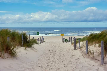 Fond de hotte en verre imprimé Mer du Nord, Pays-Bas chemin de sable vers le spot de surf et de kite à Petten, dans le nord des Pays-Bas, vue sur la mer du Nord avec vagues