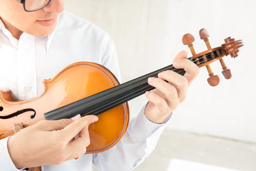 close shot of boy playing the violin