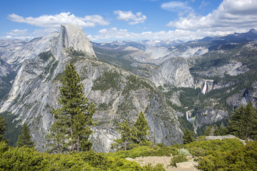 Fototapeta na wymiar Yosemite Valley and Half Dome in Yosemite National Park - Glacier Point