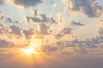 Naklejka premium Scena nieba wcześnie rano z złote słońce, chmury i promienie światła