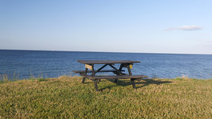 Tavolo da picnic al mare