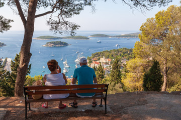 Des touristes regardant la mer