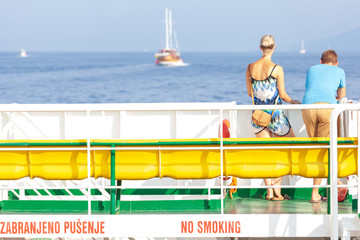 Des touristes regardant la mer