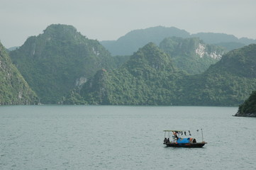 Fototapeta na wymiar Traditional fishing boat, Ha Long bay, Vietnam