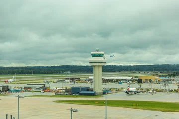 Papier Peint photo autocollant Aéroport GATWICK, WEST SUSSEX, ANGLETERRE - Août 2018 : tour de contrôle à l& 39 aéroport de Gatwick