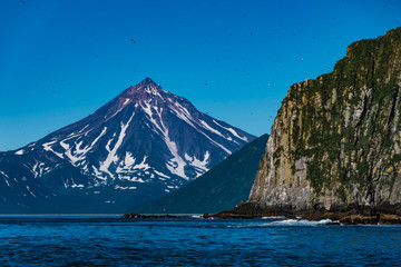 Felsküste und Viluchinsky Vulkan in Kamchatka