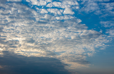 Sch&ouml;nes Wolkengebilde in der Abendd&auml;mmerung.Standort: Deutschland, Nordrhein-Westfalen