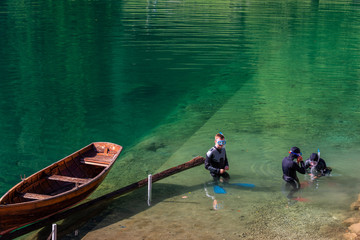 Obraz premium Taucher am Gosausee