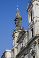 Fototapeta na wymiar Kirchtürme von der orthodoxen Kathedrale der Herrin in Budapest mit Namen Istenszülő elhunyta Nagyboldogasszony 