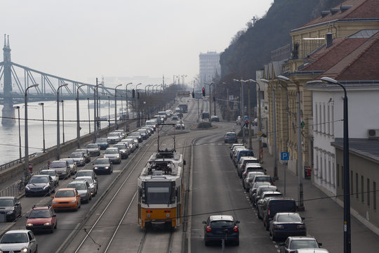 Stra&szlig;enverkehr in Richtung S&uuml;den in Budapest am Ufer der Donau auf der Stra&szlig;e namens Szent Gell&eacute;rt rakpart