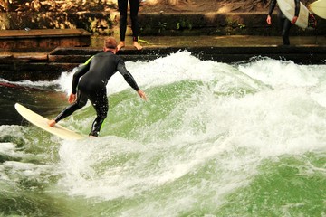 Surfer am Eisbach, München