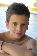 BAMBINO IN POSA SORRIDENDO 